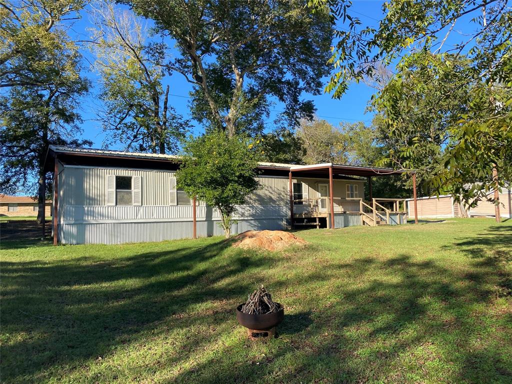 a view of a house with backyard