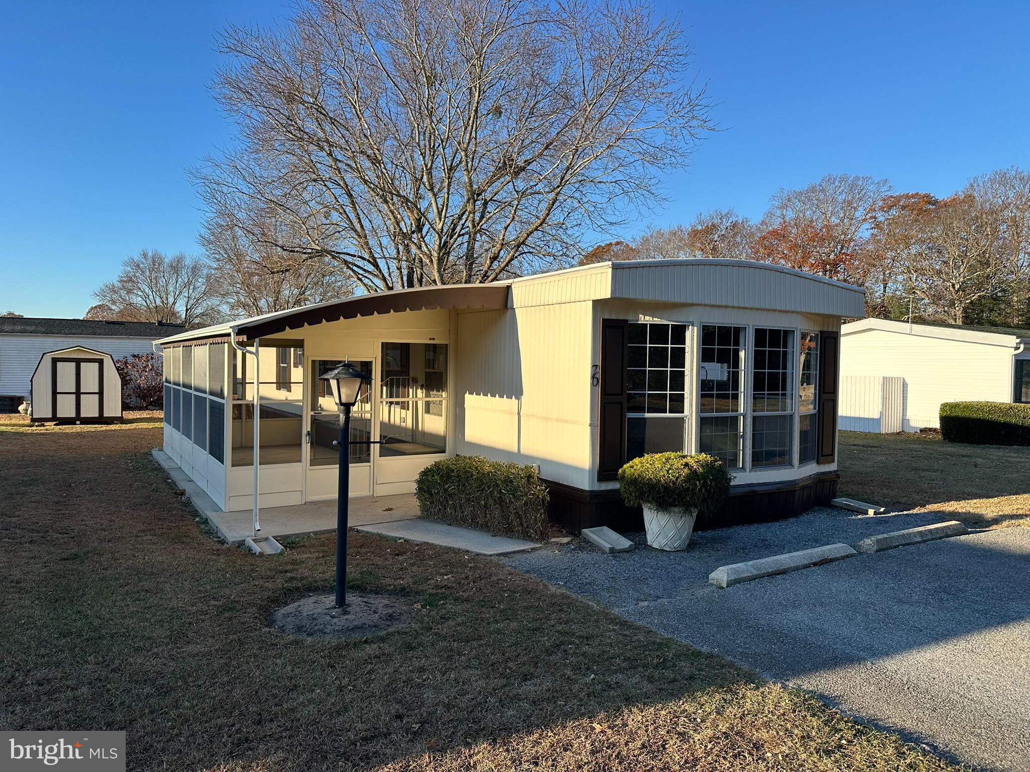 a view of a house with backyard