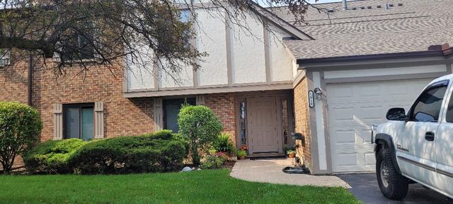 $232,500 | 1010 East Nichols Road, Unit 6 | Deerpath Manor