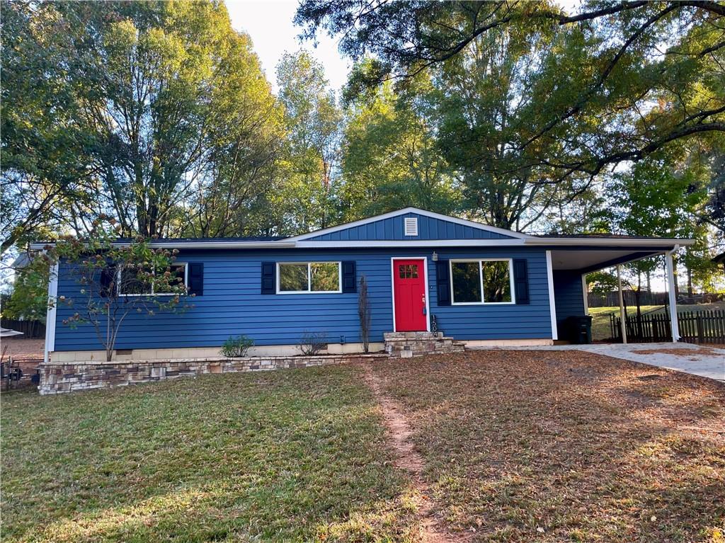 a view of a house with a yard