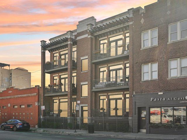 $599,000 | 1951 West Belmont Avenue, Unit 2E | Hamlin Park