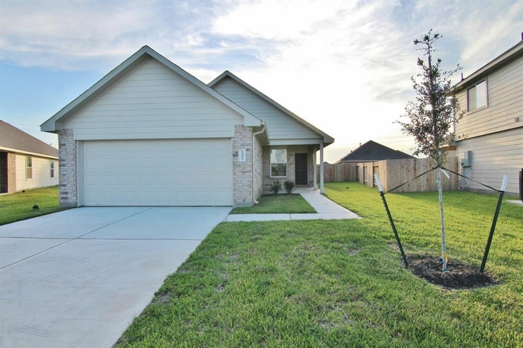 a view of a house with backyard