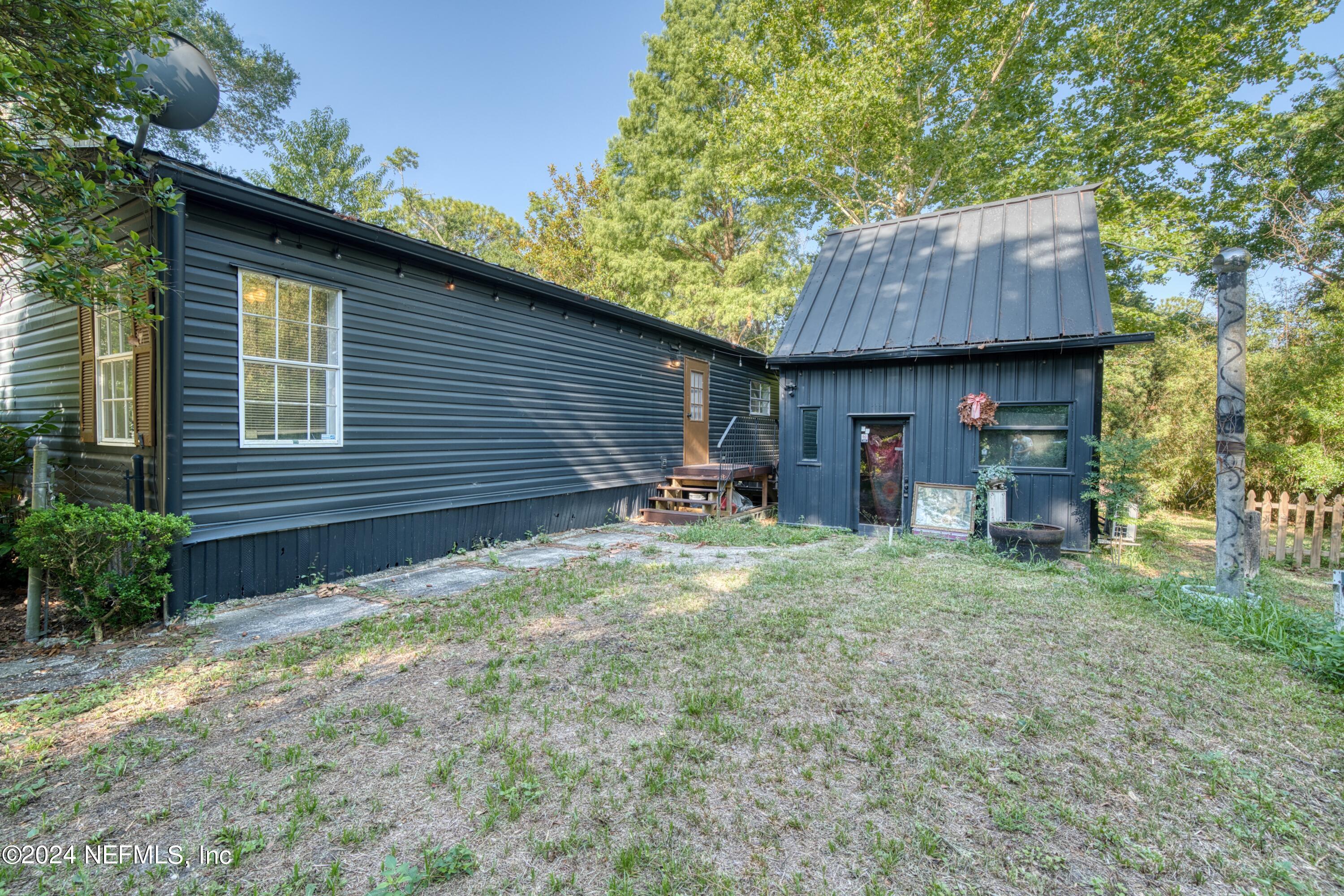 a view of a back yard of the house