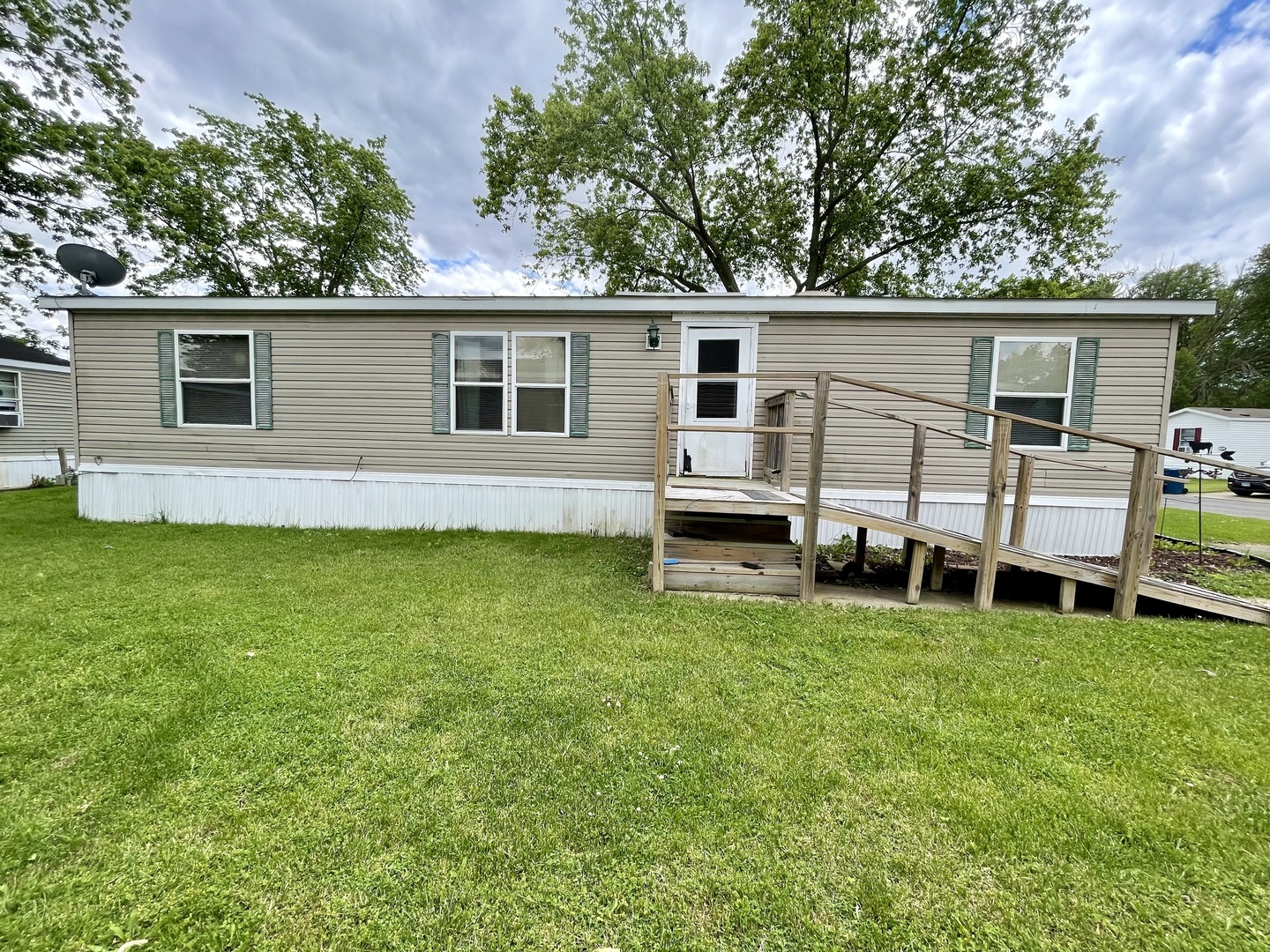 a view of a house with backyard