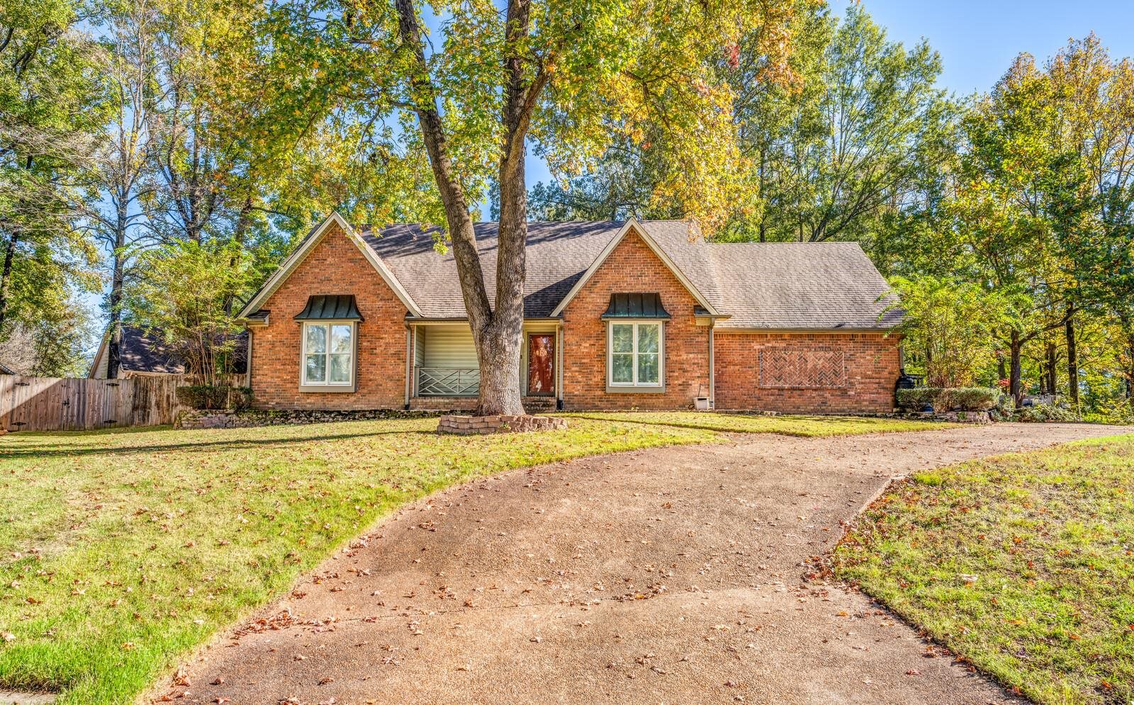 View of front of property featuring a front lawn