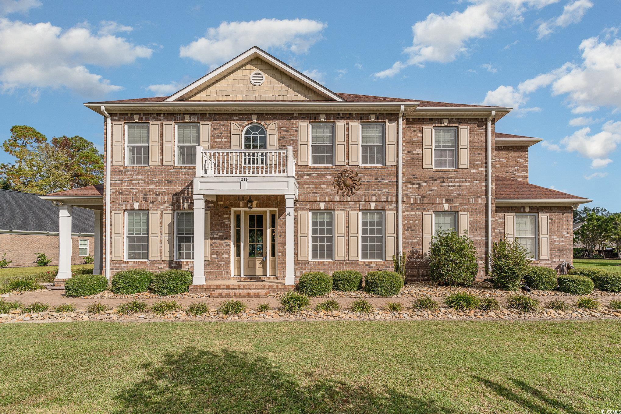 View of front facade featuring a front lawn and a