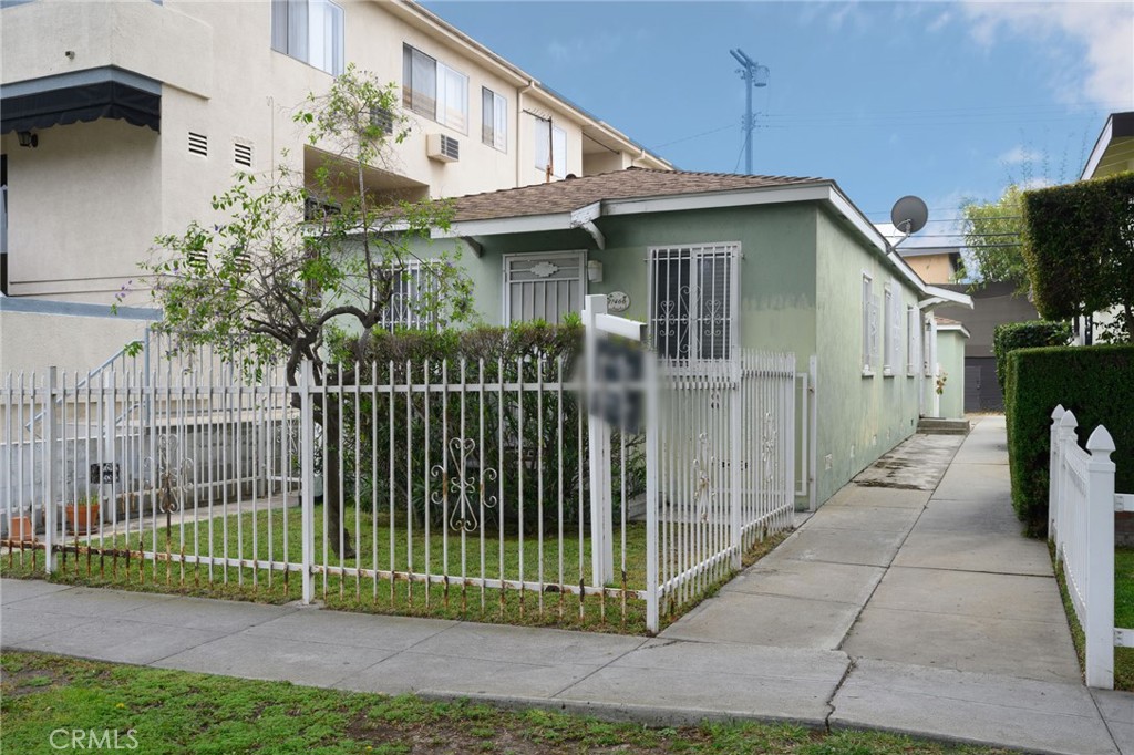 a view of a house with a small yard and plants