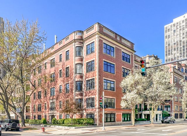 $1,250,000 | 2350 North Lincoln Park West, Unit 4S | Lincoln Park