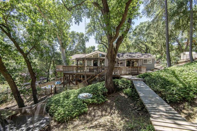 $2,399,000 | 370 Oak Lane | Castlewood