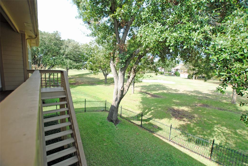 a view of yard with green space