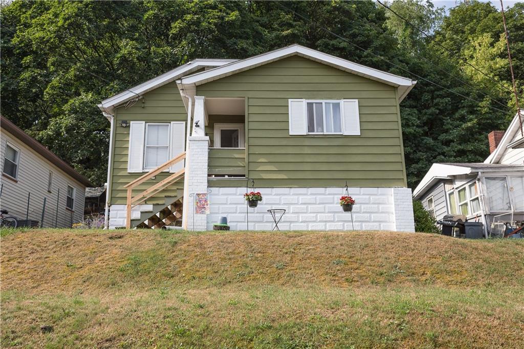 a view of a house with a yard