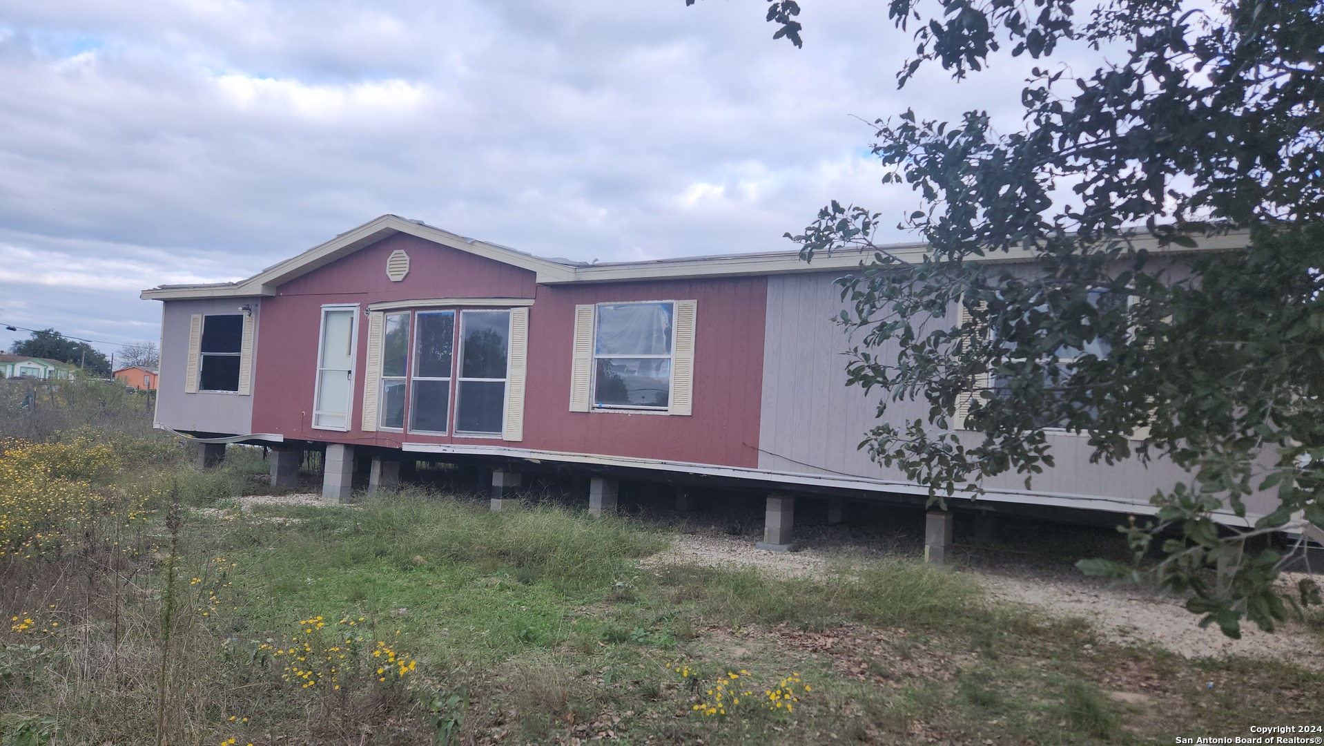 a view of a house with a yard