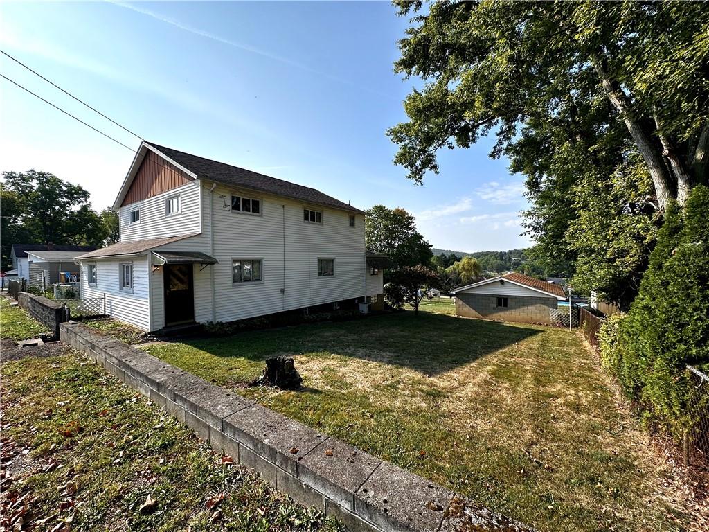 a view of a house with backyard