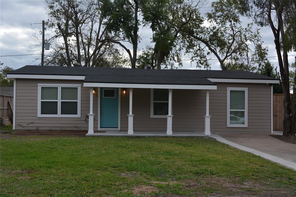 front view of house with a yard