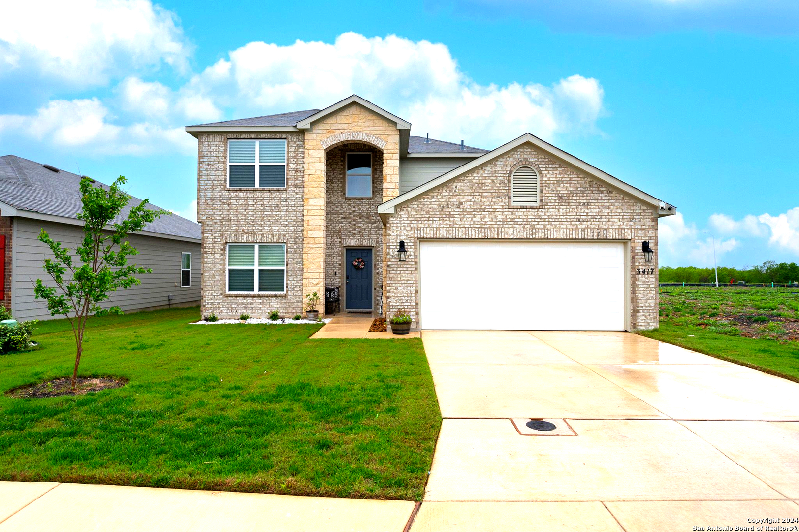 a view of a yard in front of house