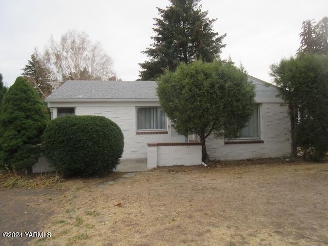 a view of a house with a yard and garage