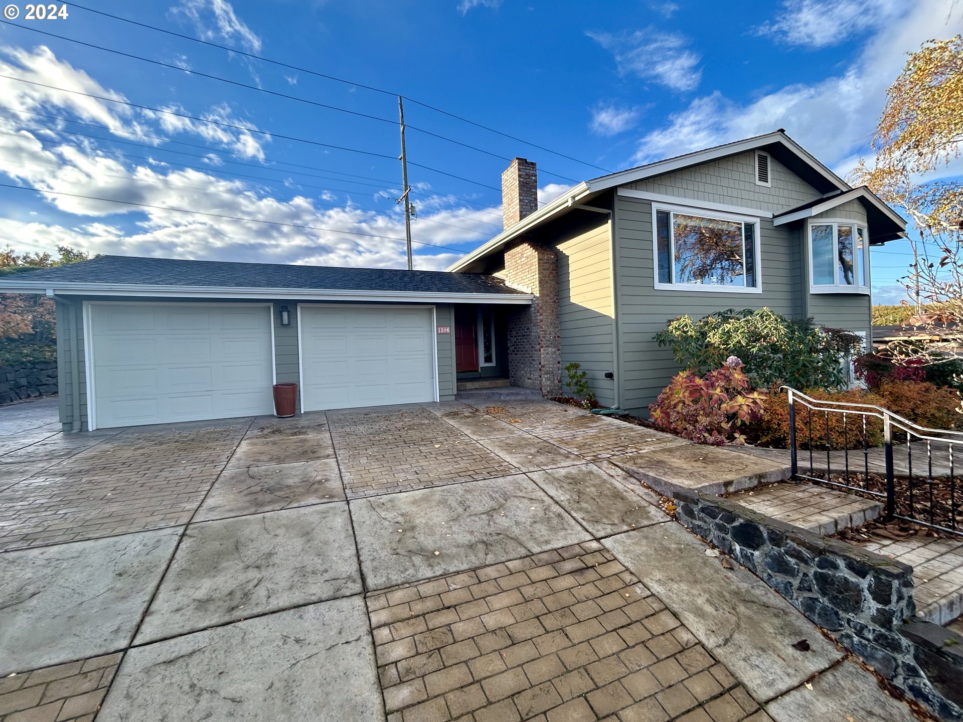 a front view of house with yard