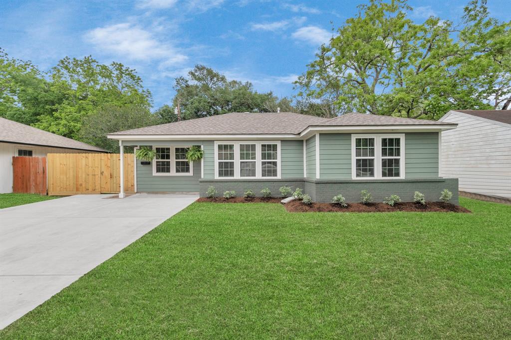 a view of a house with a yard and front view of a house