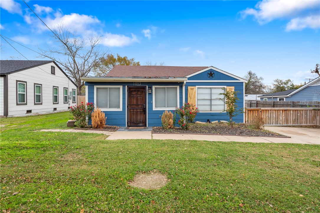 View of front of home featuring a front lawn