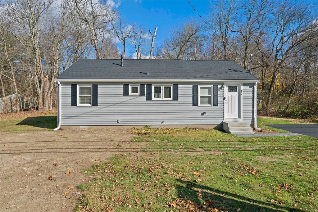 a view of a house with a yard