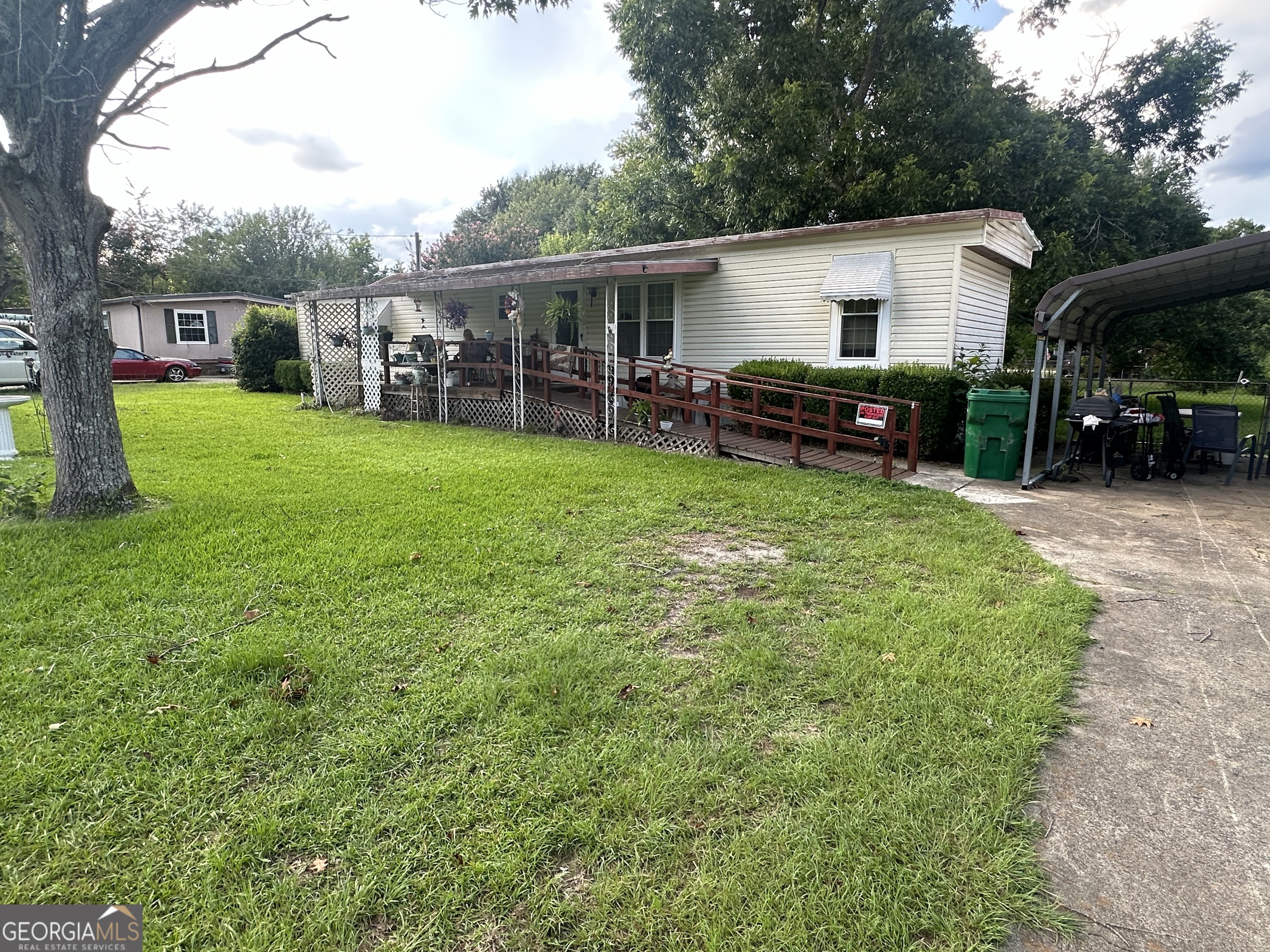 a view of a house with backyard and a garden