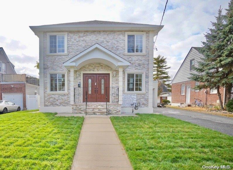 View of front of house featuring a front lawn