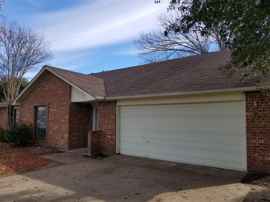 a view of a house with a tree