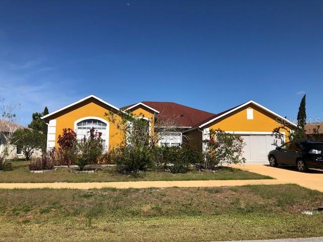 a view of a house with a yard