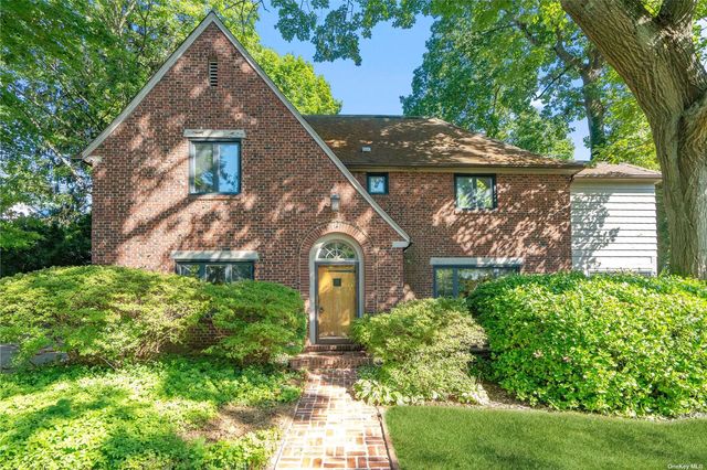 $2,168,000 | 3 Buckingham Place | Thomaston Village