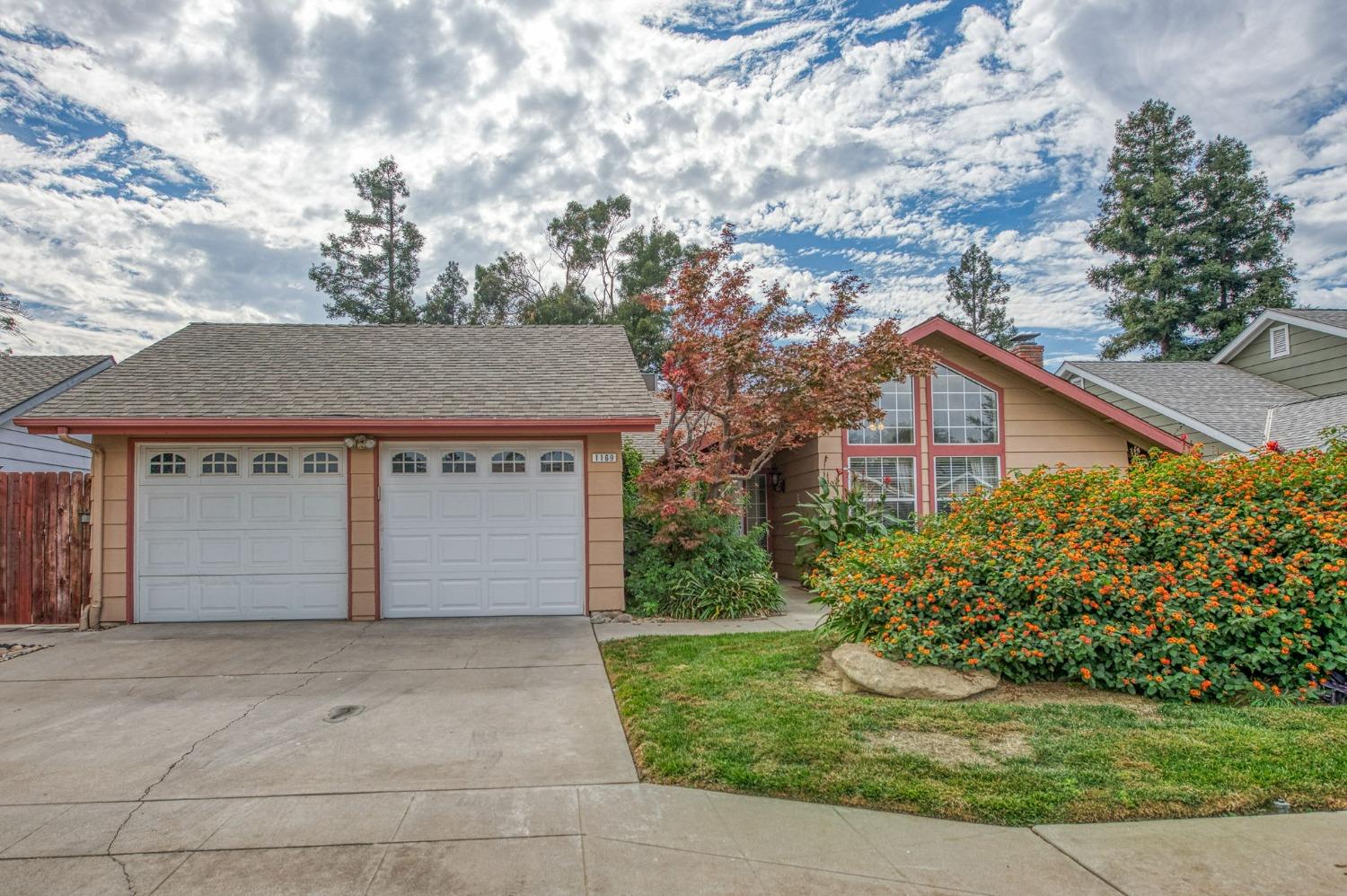 a front view of house with garage and yard