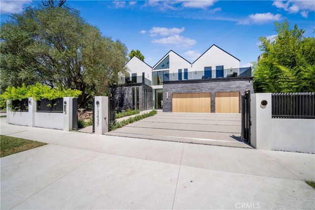 $7,695,000 | 15457 Valley Vista Boulevard | Encino