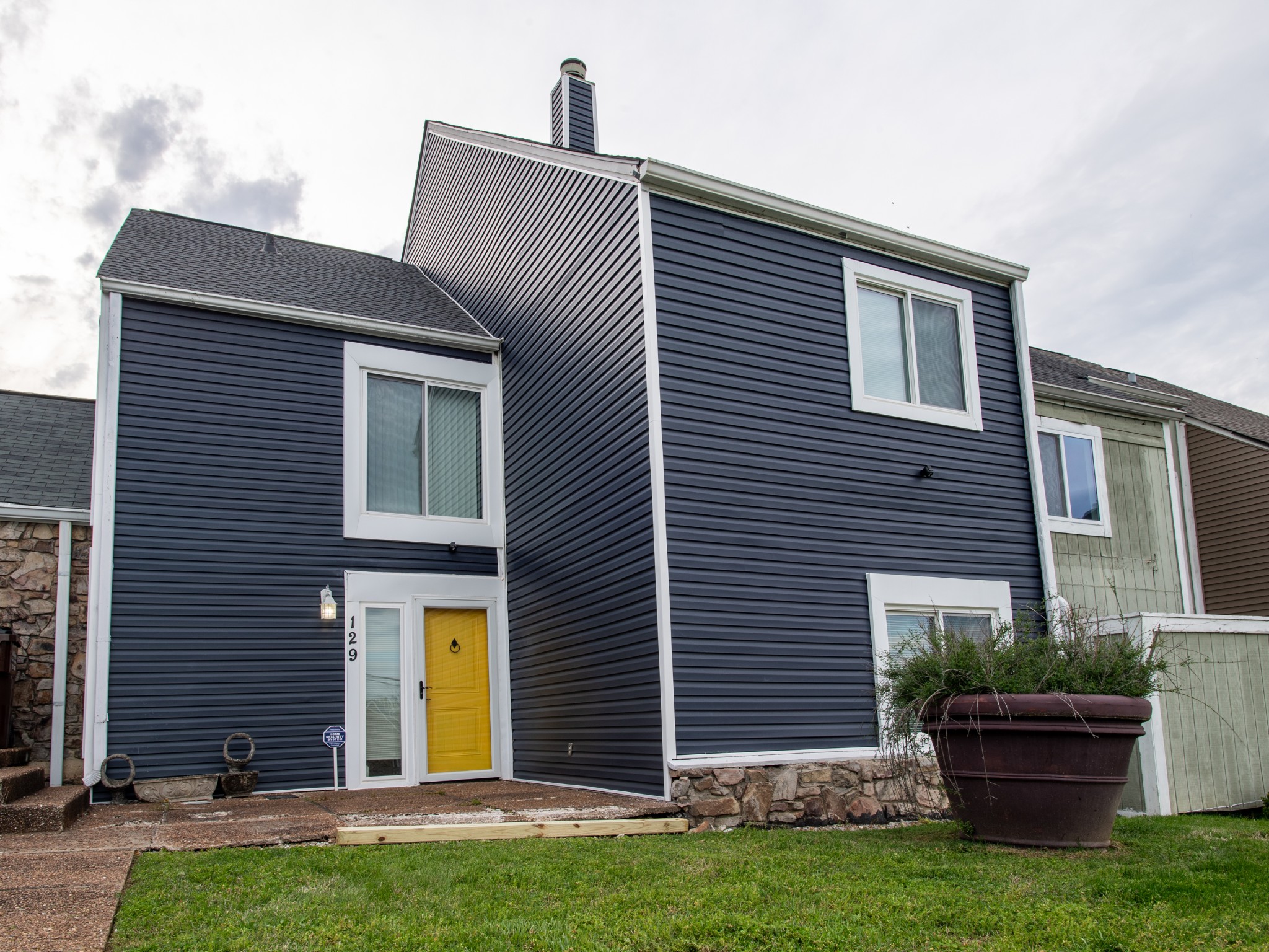 a front view of house with yard