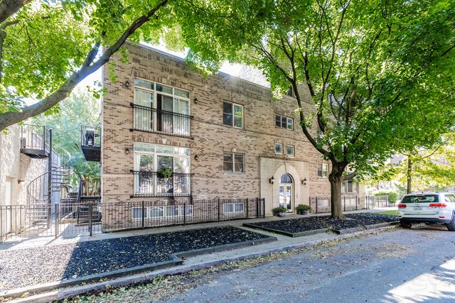 $665,000 | 1947 West Fletcher Street, Unit PH | Hamlin Park