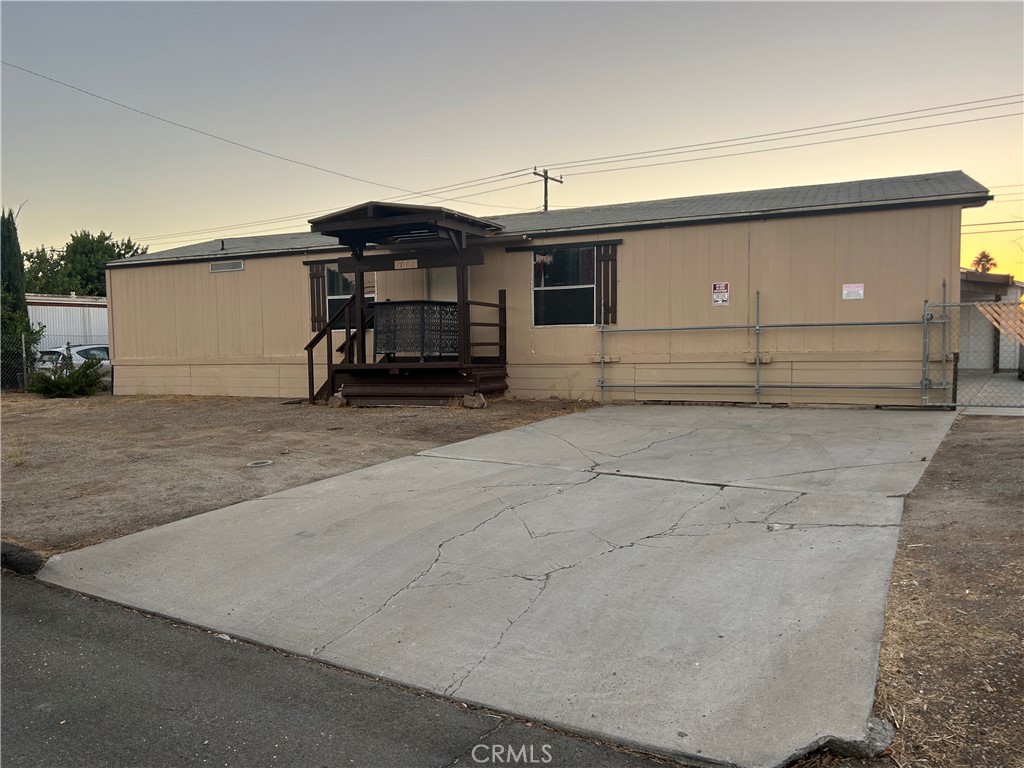 a view of a garage