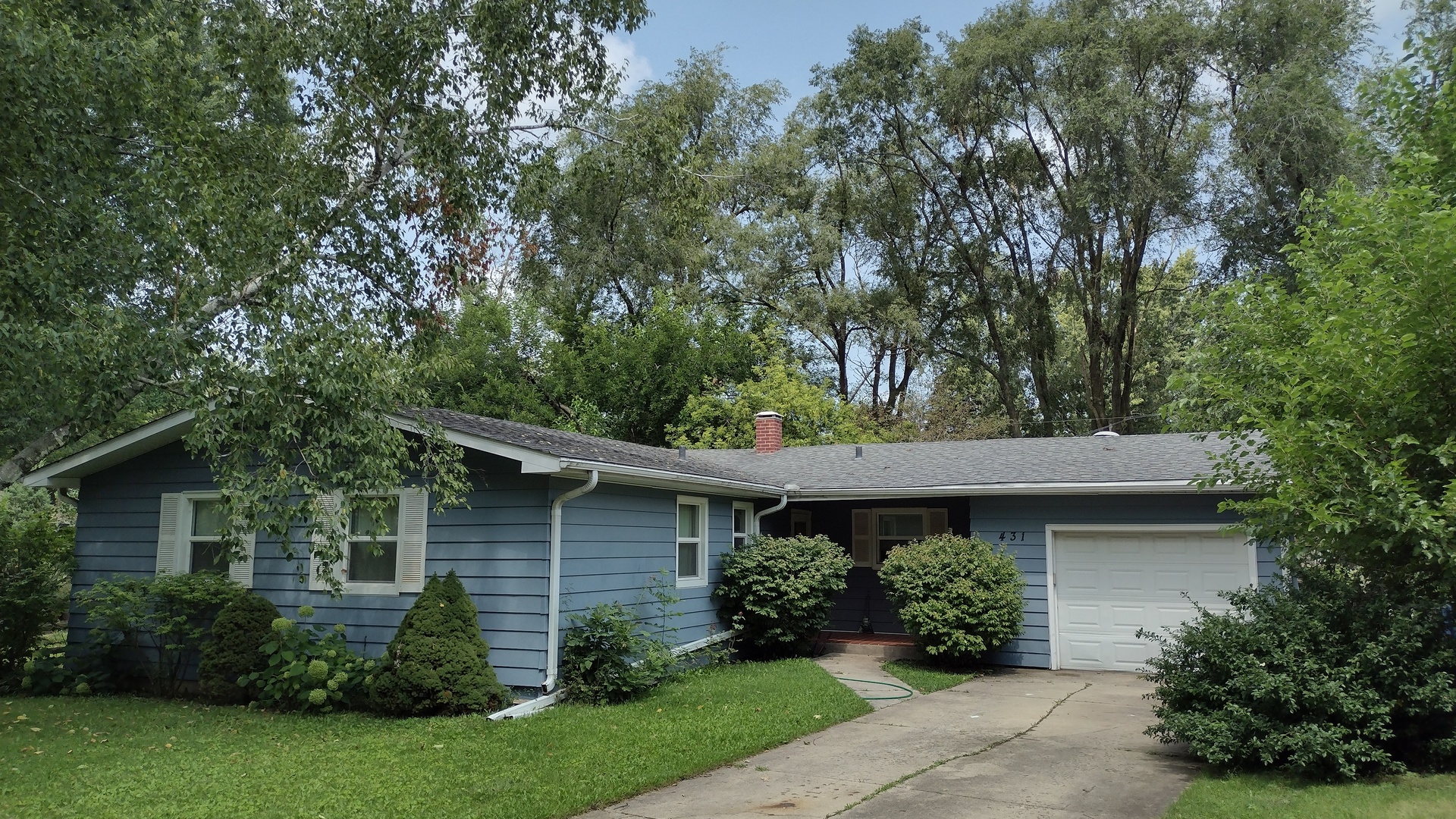 a view of house with a yard