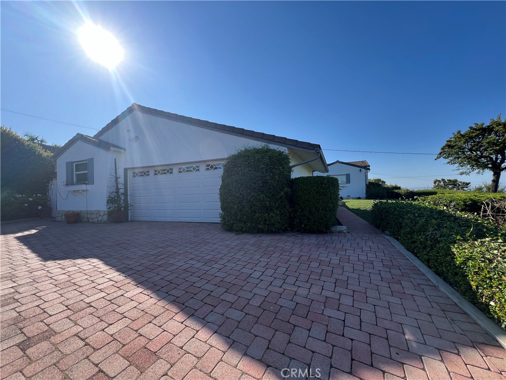 a view of a back yard of the house