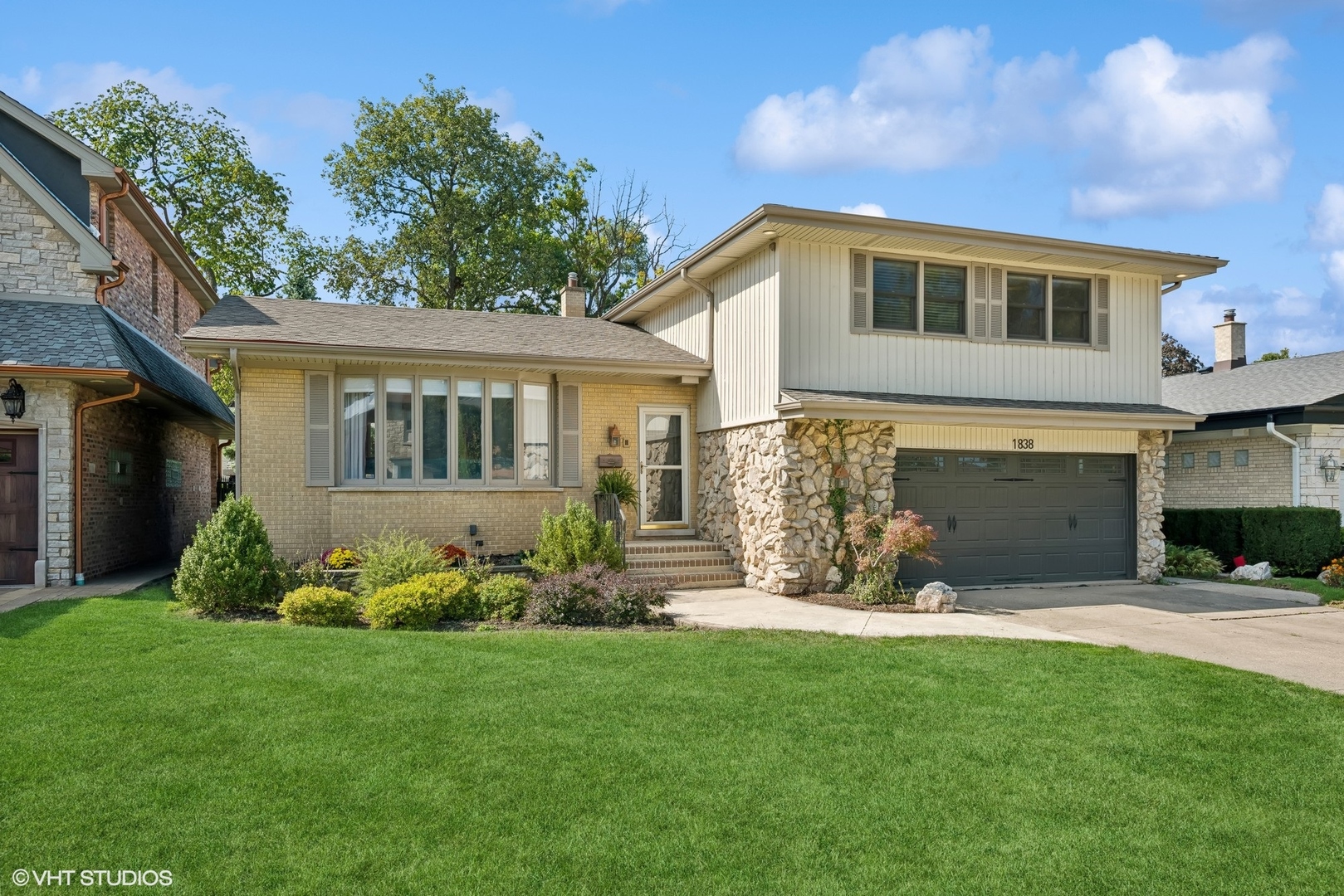 a view of a house with back yard