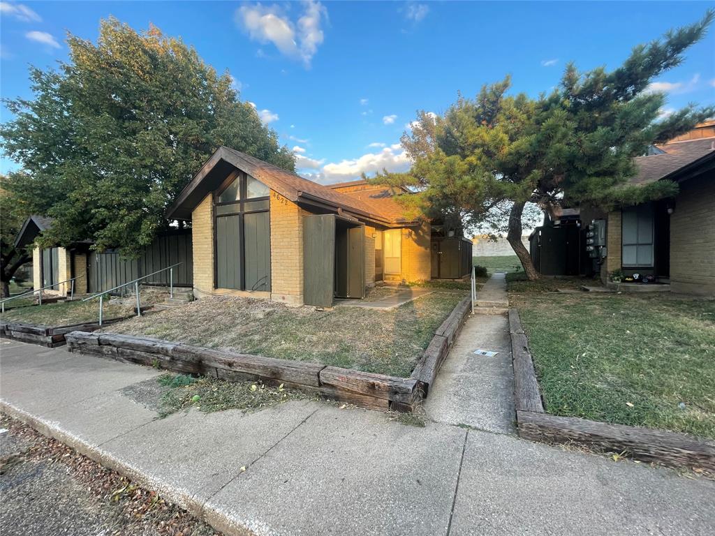 a view of a house with a yard