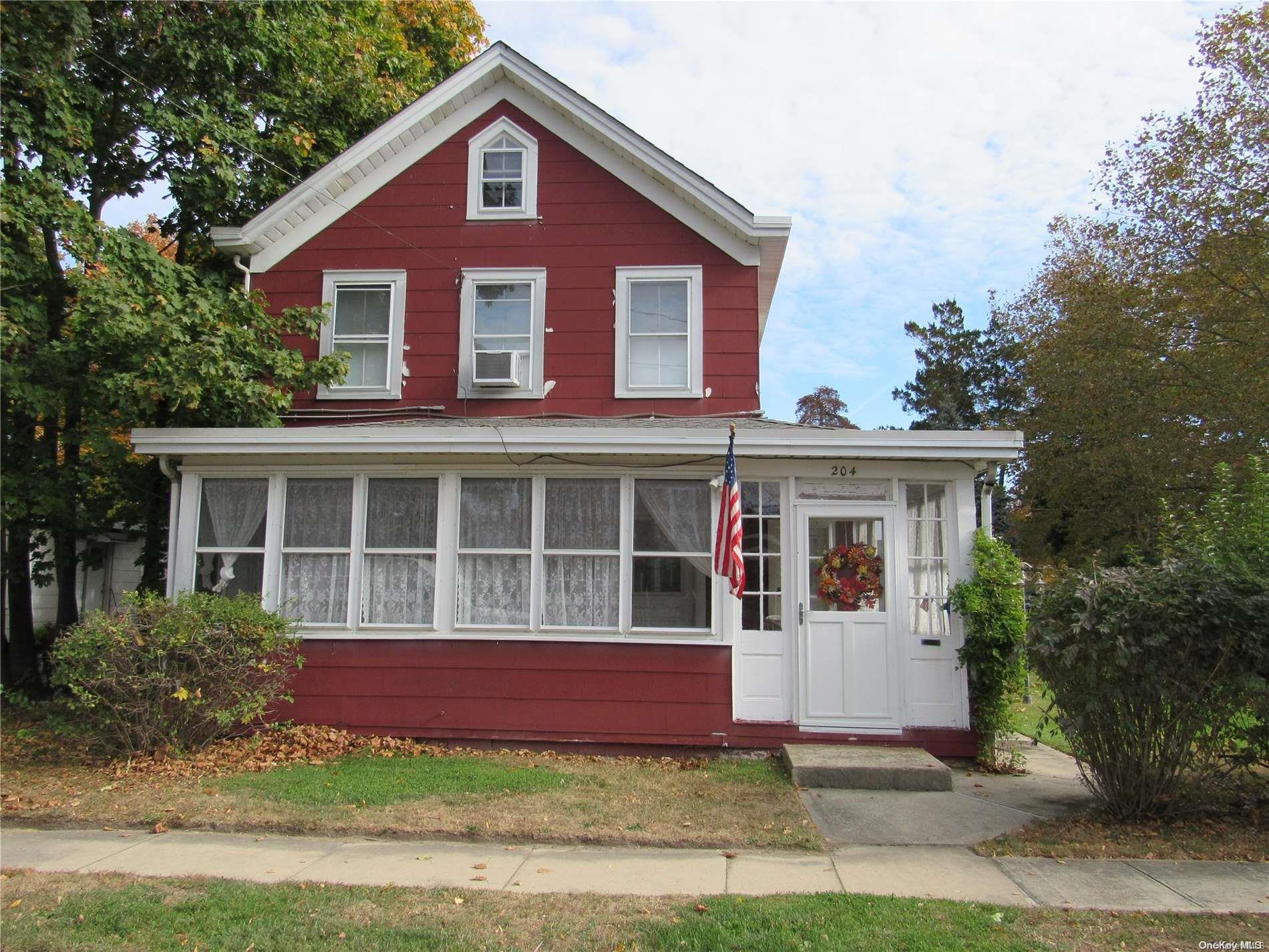 a view of front of a house with a yard