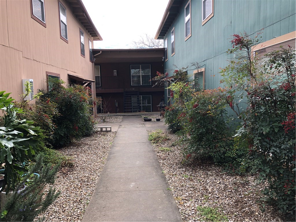 a view of entryway of a house