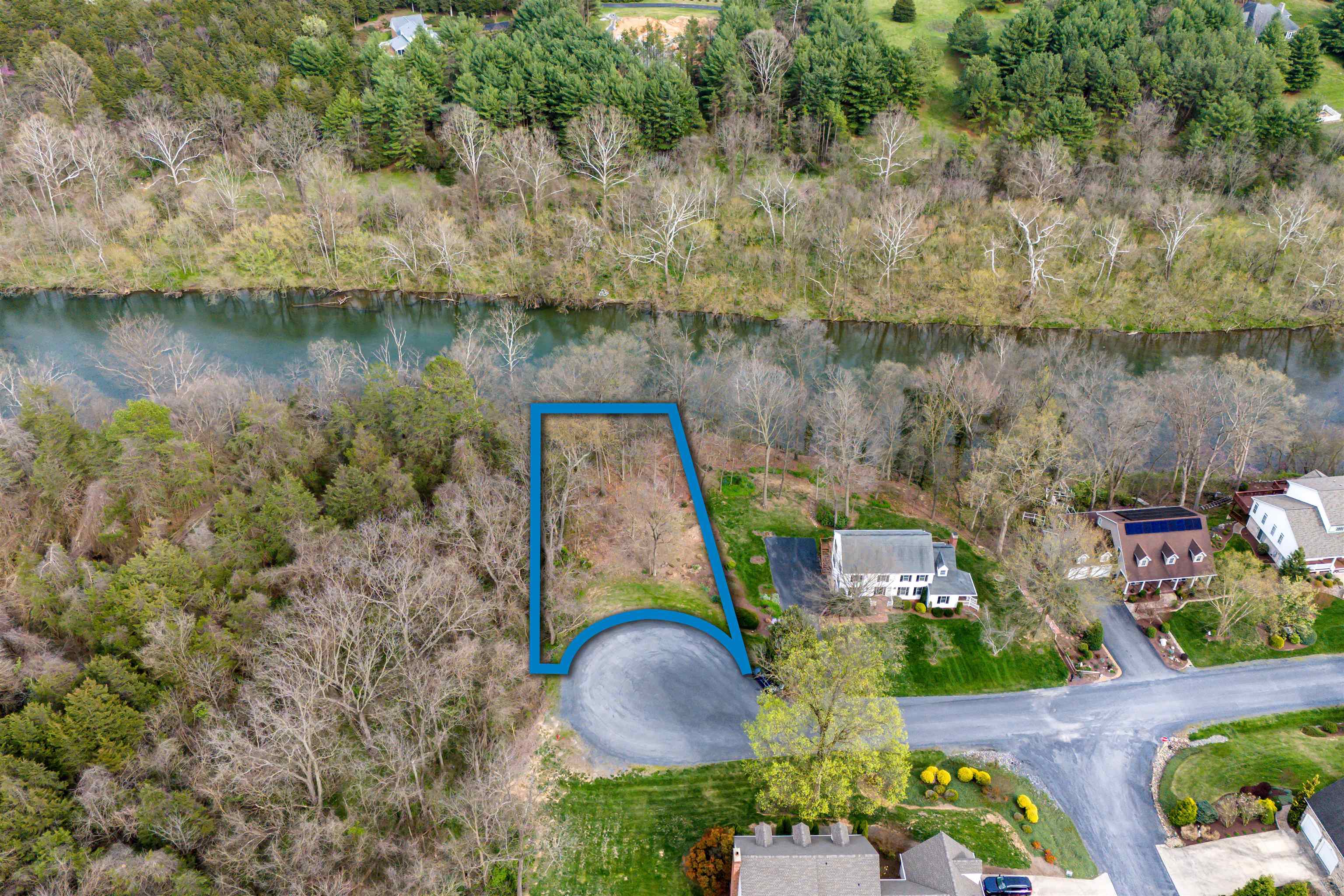 an aerial view of a house with outdoor space and lake view