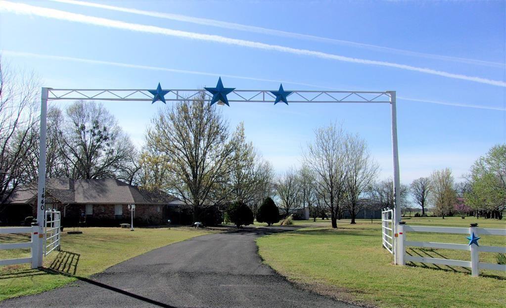 a view of a yard in front of a house