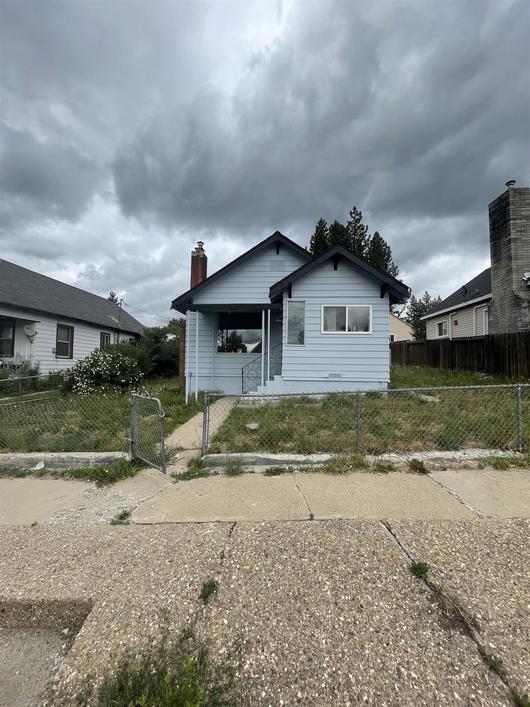 a view of a house with a yard