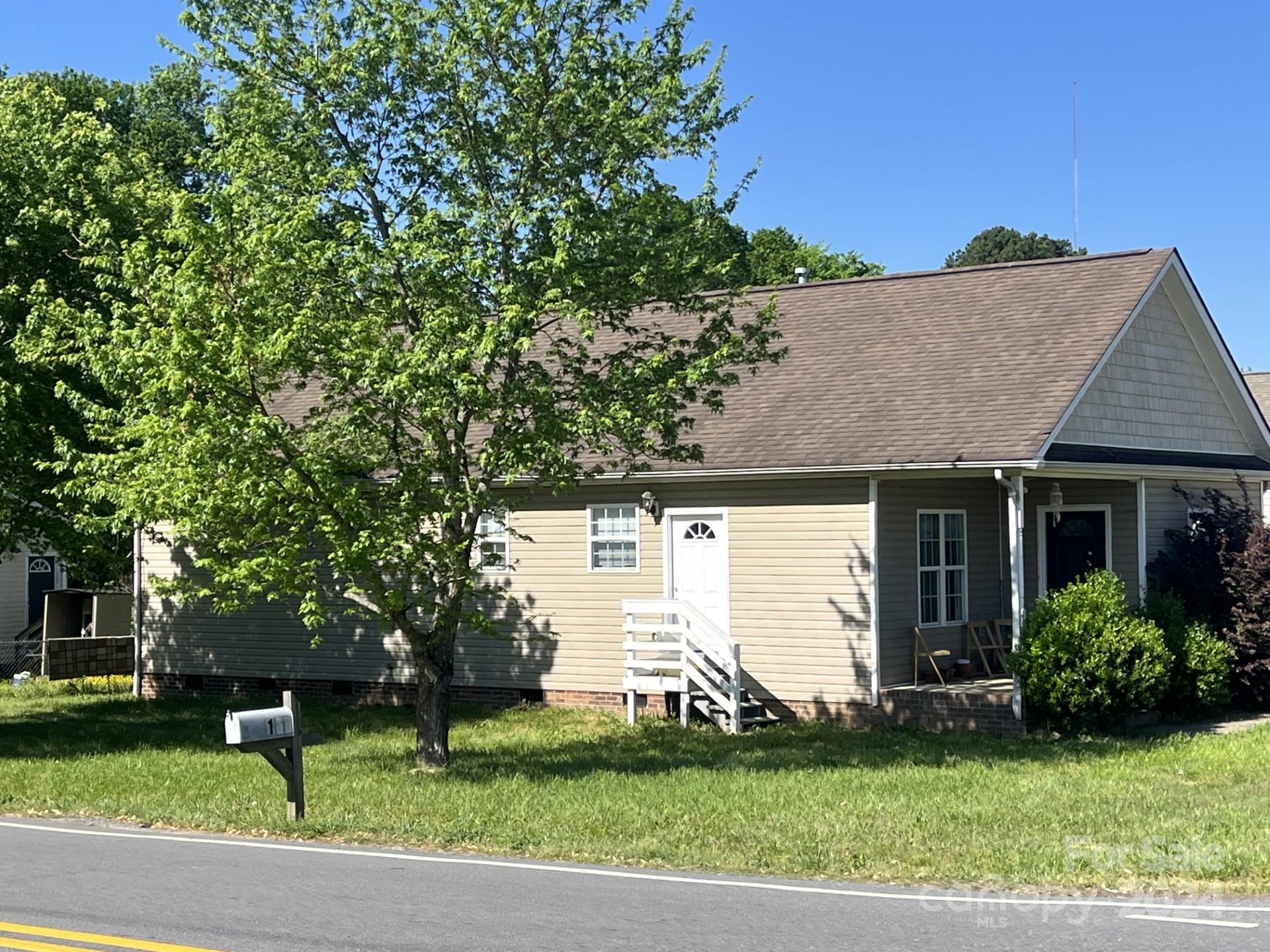 a view of a house with a yard