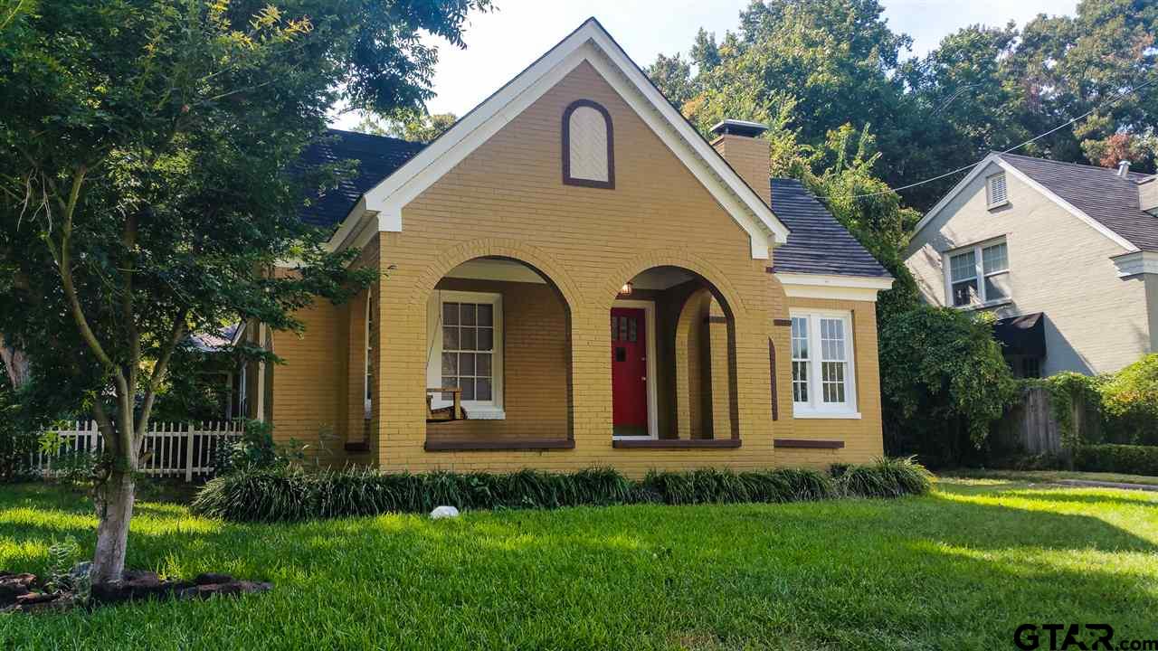 a view of house with garden