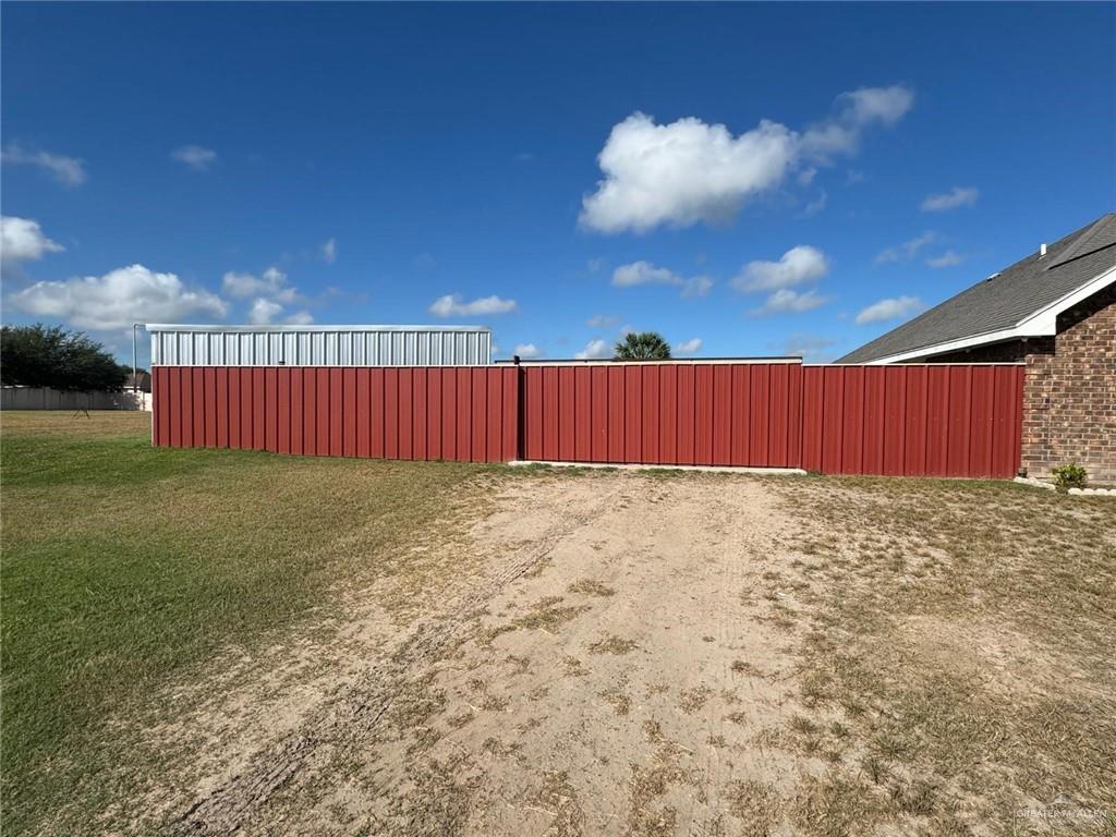 a view of a backyard