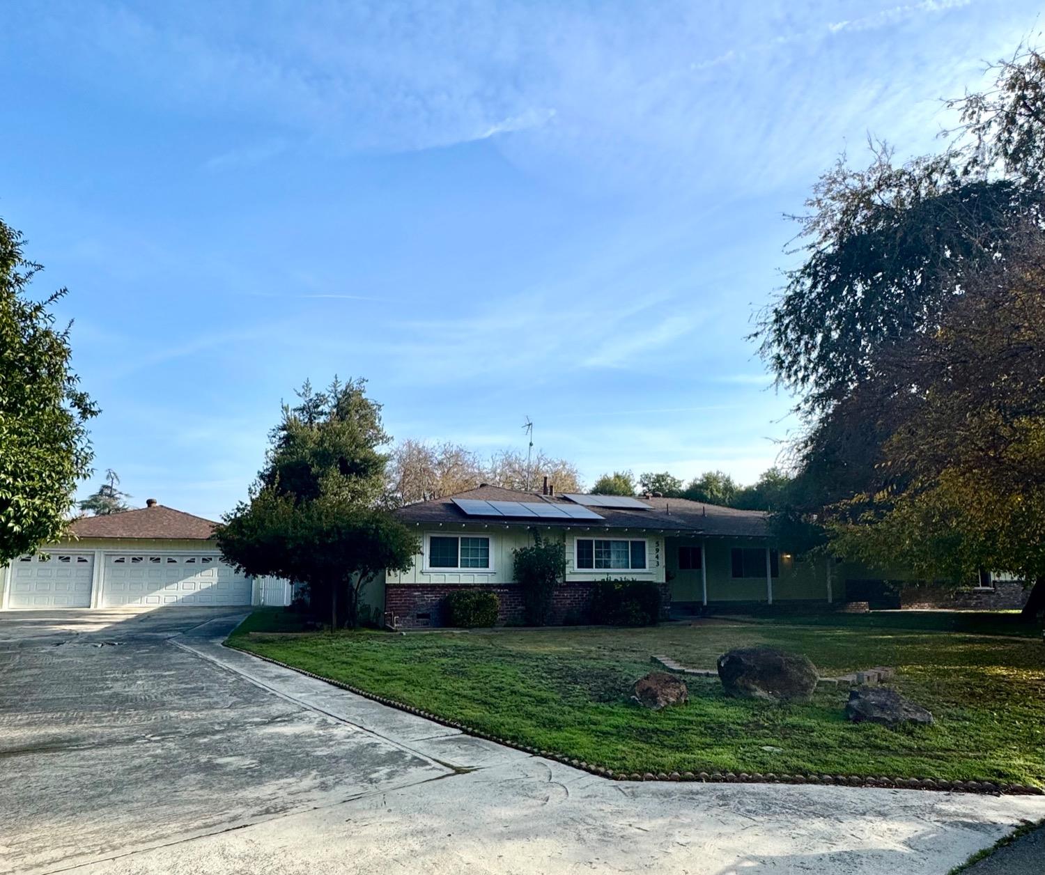 a view of a yard in front of house