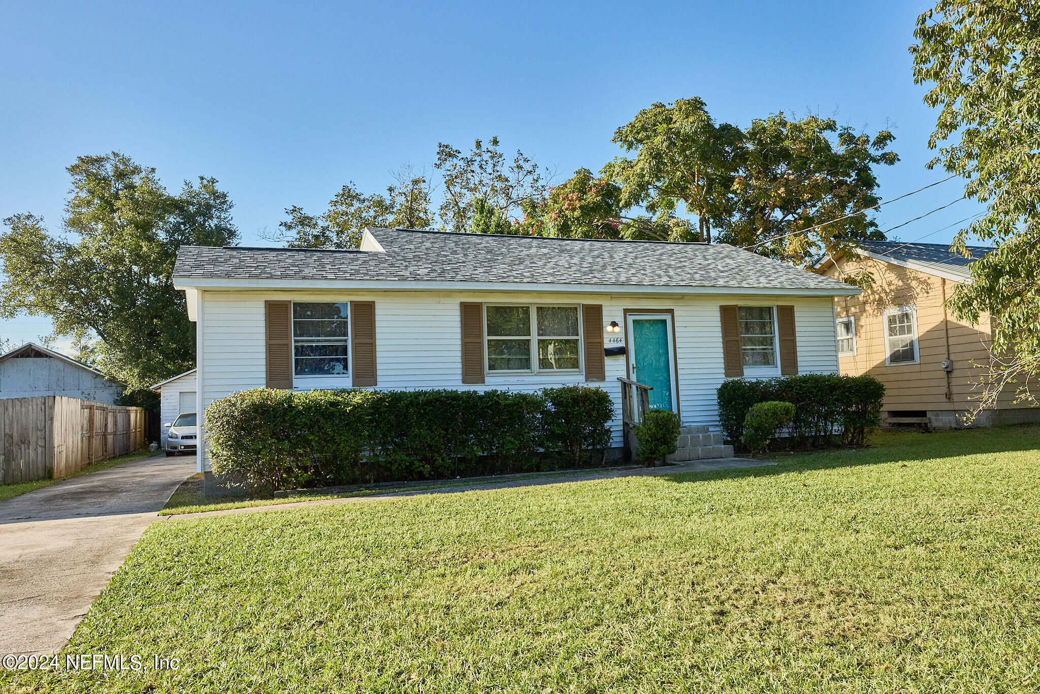 a view of a house with a yard and plants