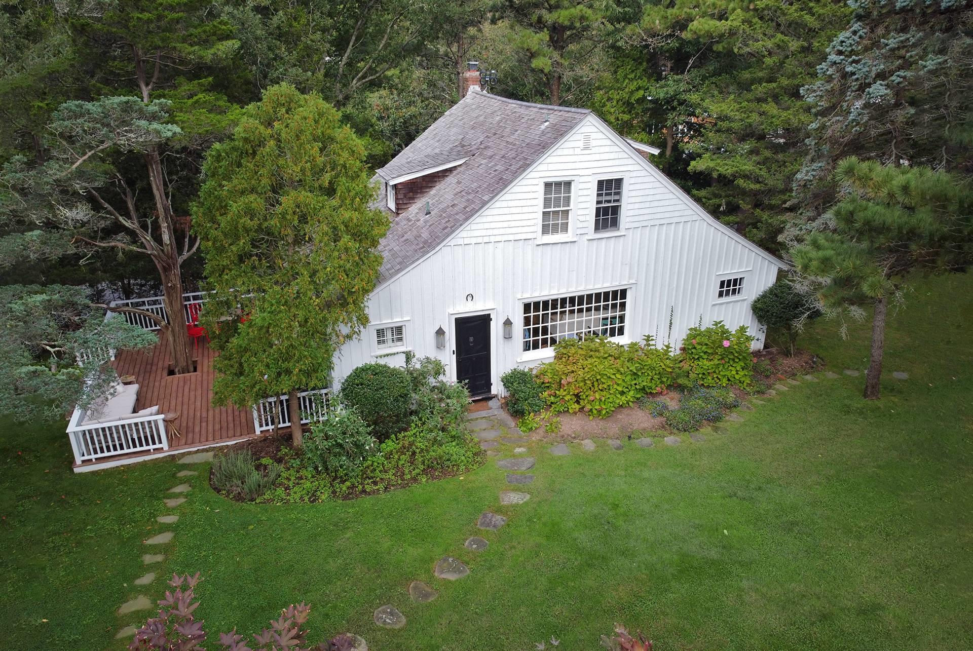 a view of a house with backyard and garden