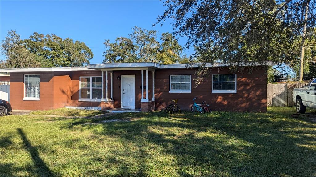 a view of front of a house with a yard